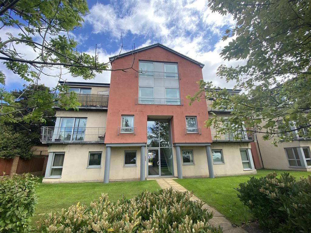 2 bed flat to rent in Pinegrove Gardens, Barnton, Edinburgh EH4, £1,350