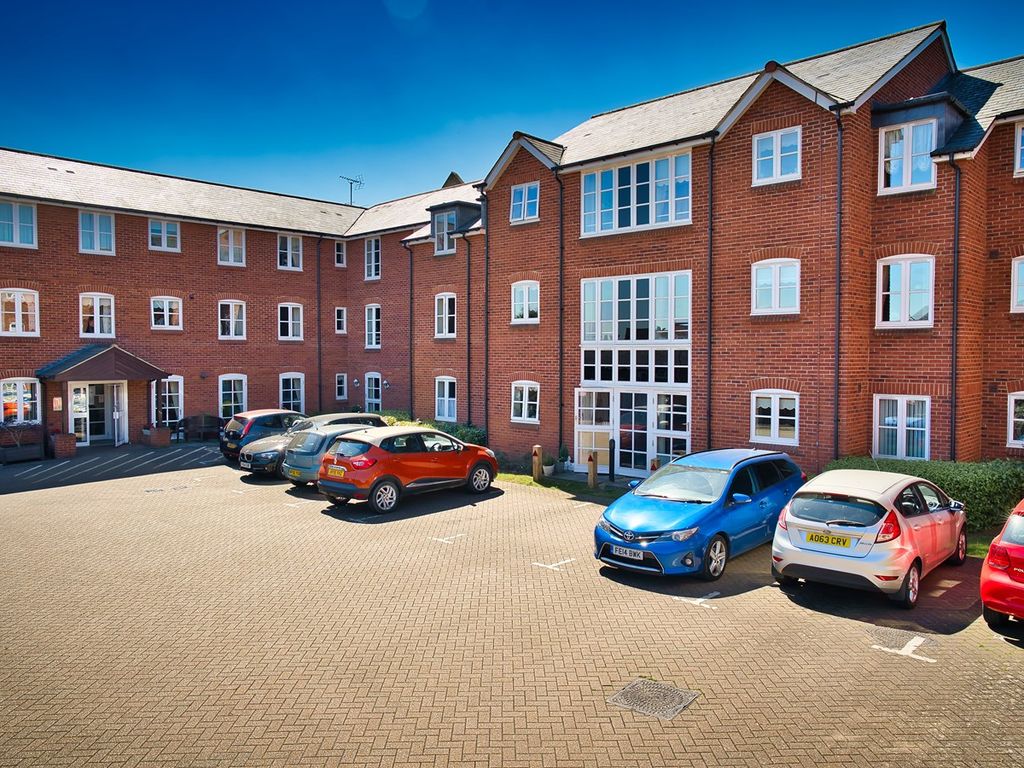 2 bed property for sale in Whitings Court, Paynes Park, Hitchin SG5