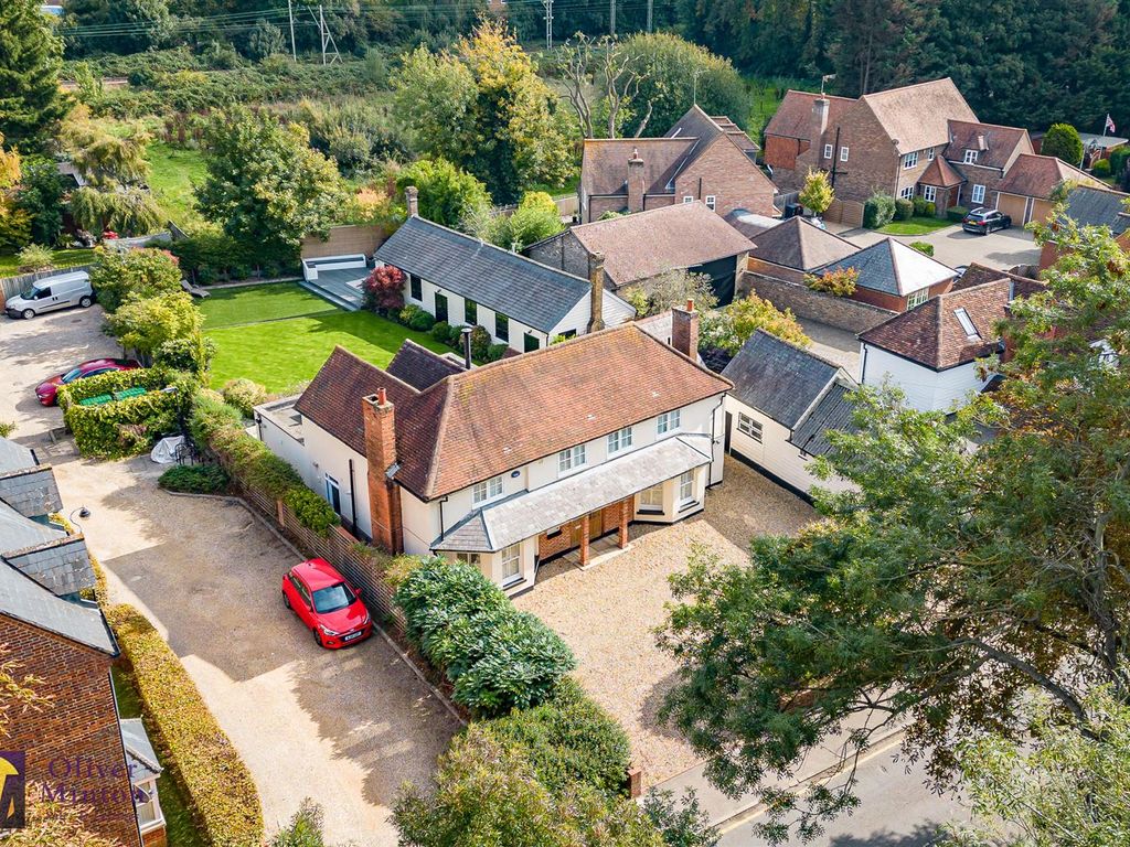 5 bed detached house for sale in Hoddesdon Road, Stanstead Abbotts