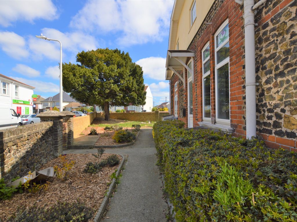 1 bed flat to rent in Margate Road, Ramsgate CT12, £750 pcm Zoopla