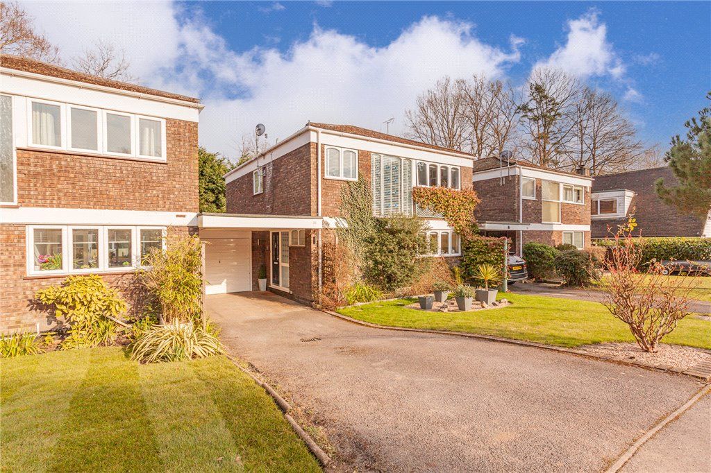 4 bed linkdetached house for sale in Wellesley Drive, Crowthorne