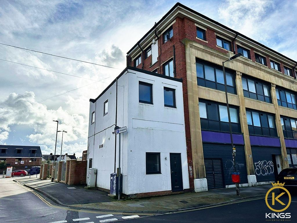 2 bed terraced house to rent in London Road, Portsmouth PO2, £1,200 pcm