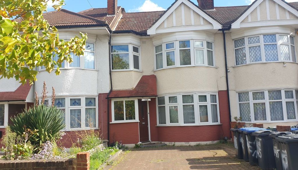 Studio to rent in Connaught Gardens, London N13, £550 pcm Zoopla