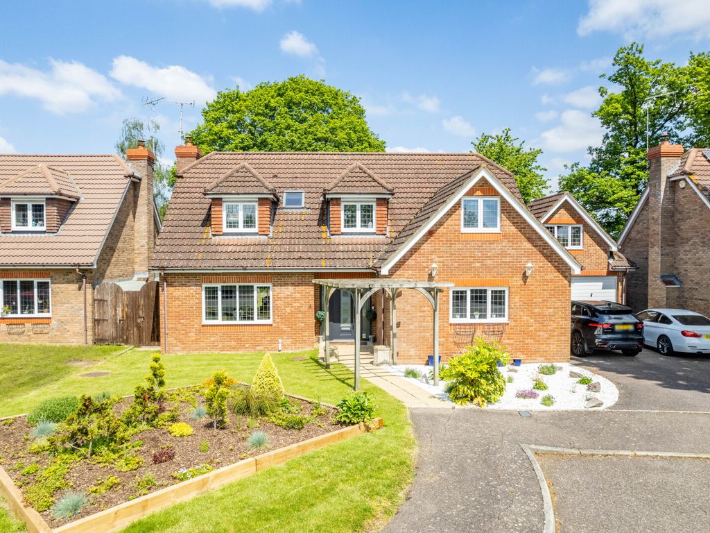 4 bed detached house for sale in Halifax Close, Bricket Wood, St