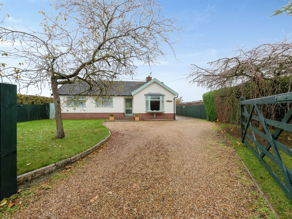 3 bed detached bungalow for sale in Harvey Lane, Dickleburgh, Diss IP21