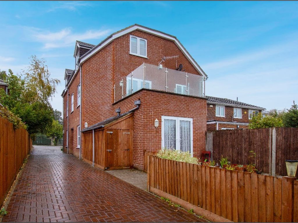 4 bed semidetached house for sale in Bursledon Road, Southampton SO19