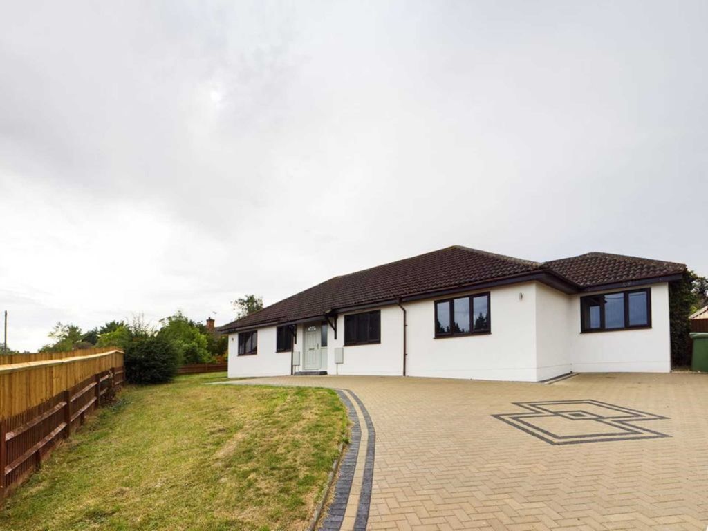 4 bed detached bungalow to rent in Drayton Road, Newton Longville