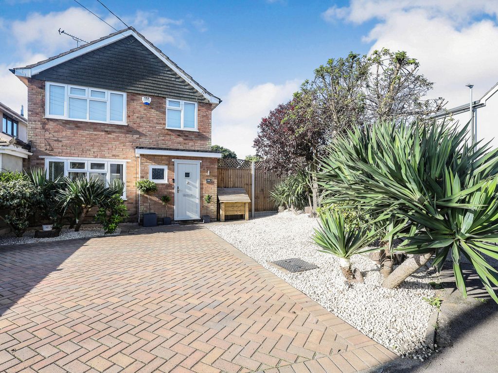 3 bed detached house for sale in Daws Heath Road, Benfleet SS7, £