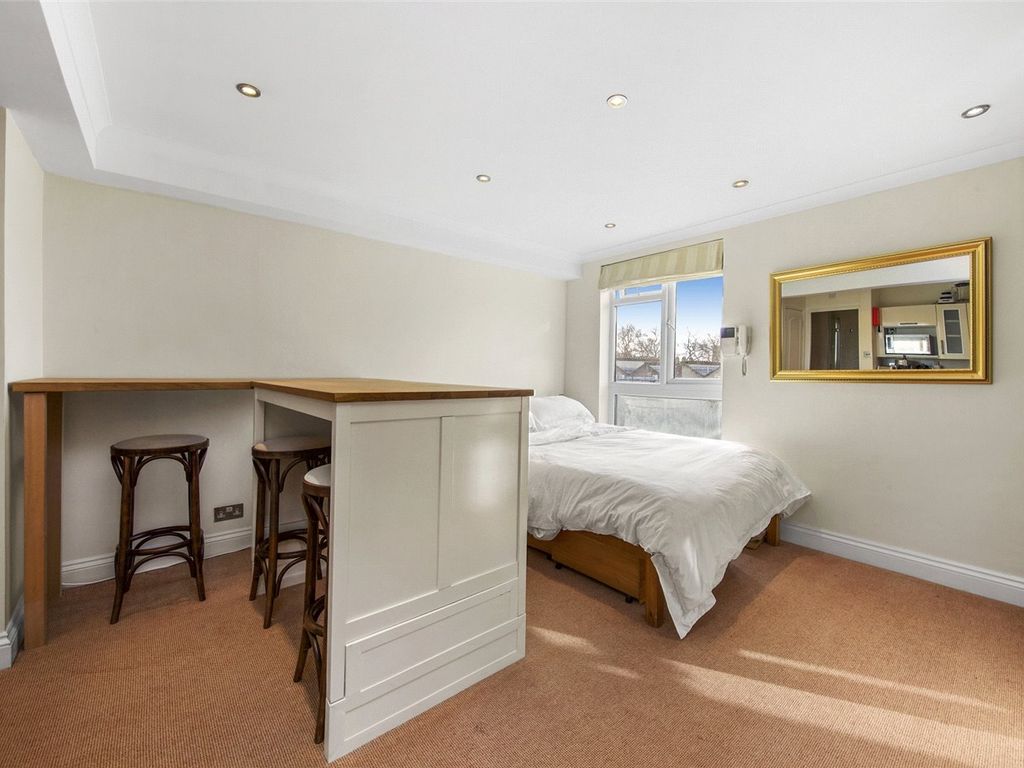 Studio to rent in Clifford Court, 2425 Kensington Gardens Squar W2