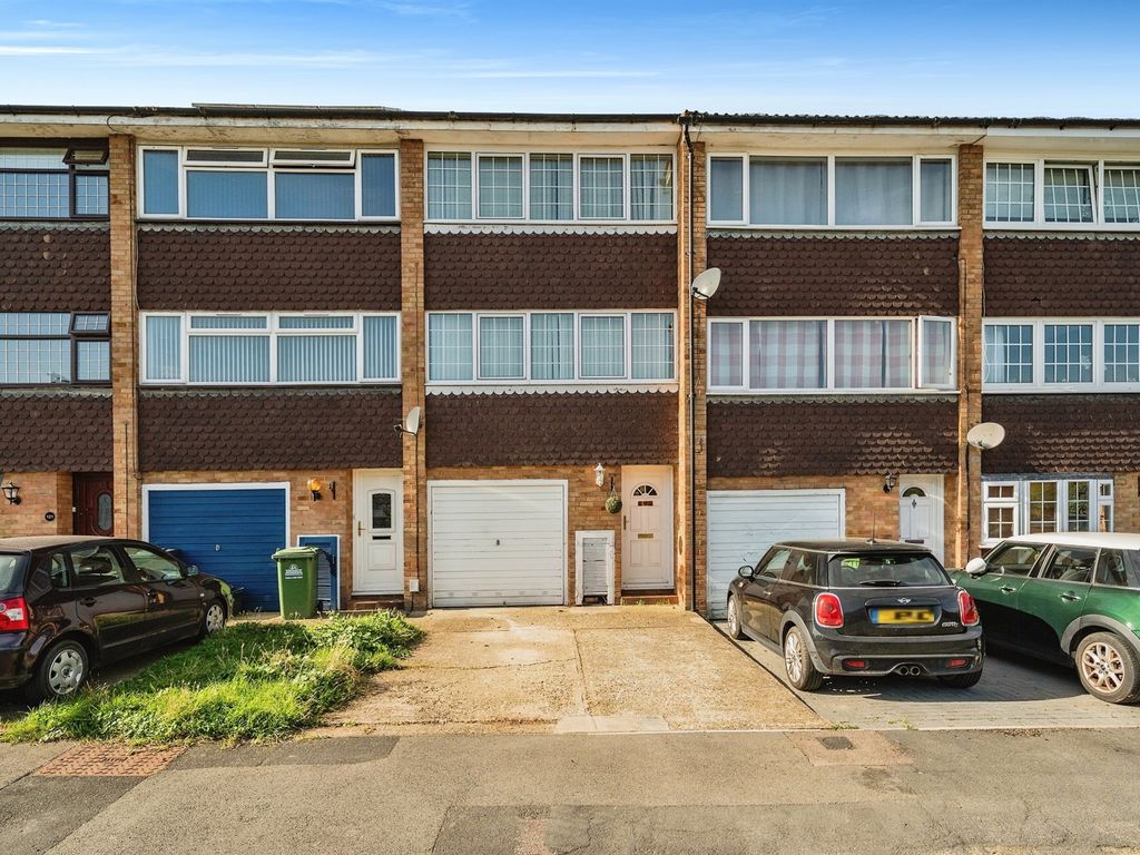 3 bed town house for sale in Caxton Road, Hoddesdon EN11, £325,000 Zoopla