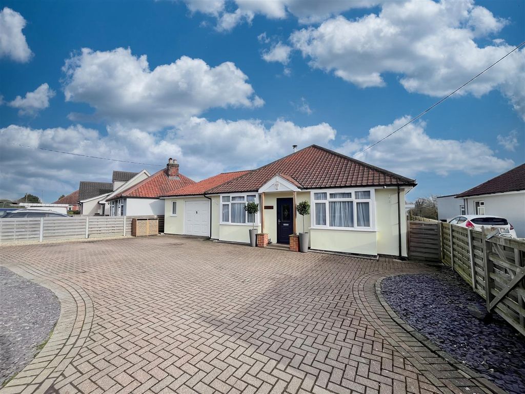 3 bed detached bungalow for sale in Grove Hill, Belstead, Ipswich IP8