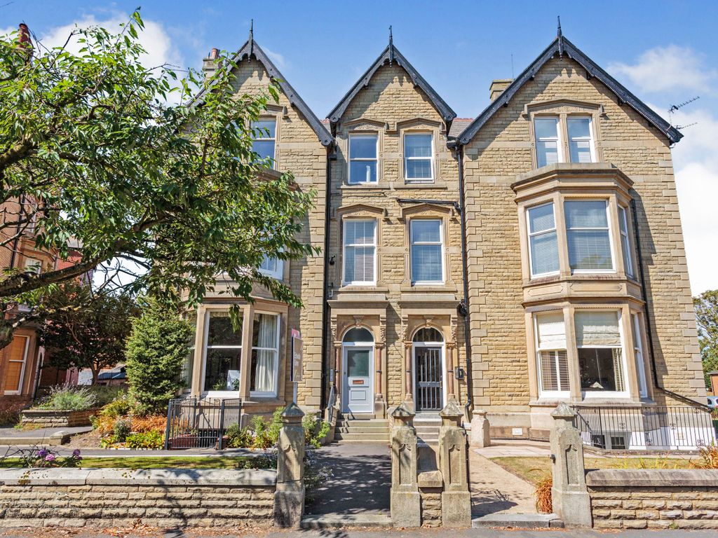 St. Georges Square, Lytham St. Annes FY8  