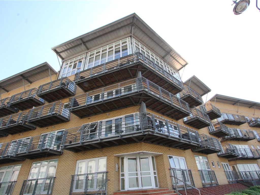 1 bed flat to rent in Carmichael Avenue, Greenhithe, Kent DA9, £1,150