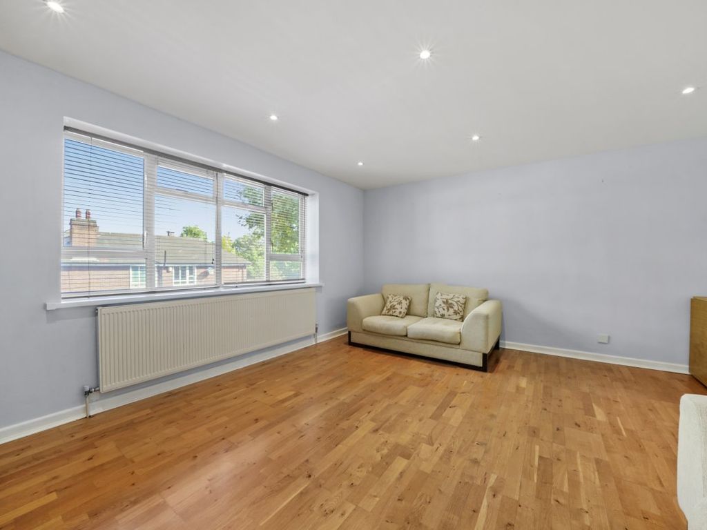 2 bed flat to rent in Westly Court, Dartmouth Road, Willesden Green NW2