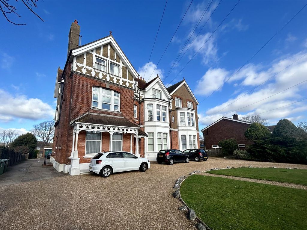 3 bed flat to rent in Hastings Road, BexhillOnSea TN40, £1,200 pcm