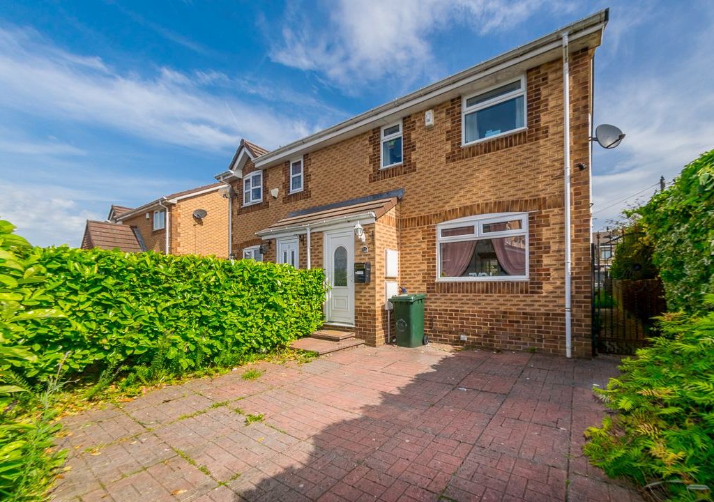 3 bed semidetached house for sale in Oakenshaw Court, Wyke, Bradford