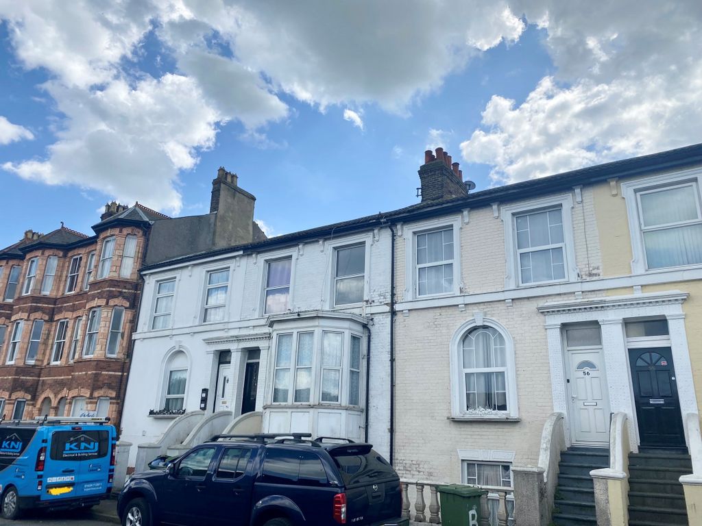 2 bed flat to rent in Marine Parade, Sheerness ME12 Zoopla