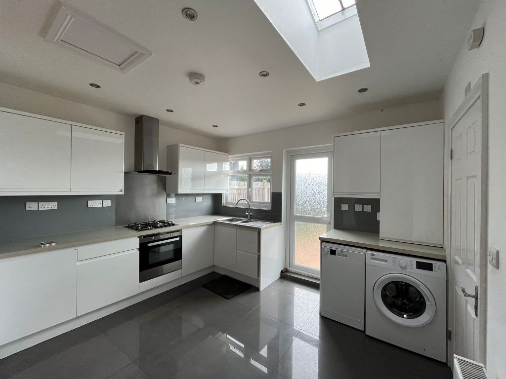 4 bed terraced house to rent in Manor Grove, Richmond TW9, £2,900 pcm