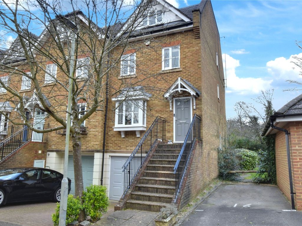 4 bed end terrace house for sale in Molteno Road, Watford