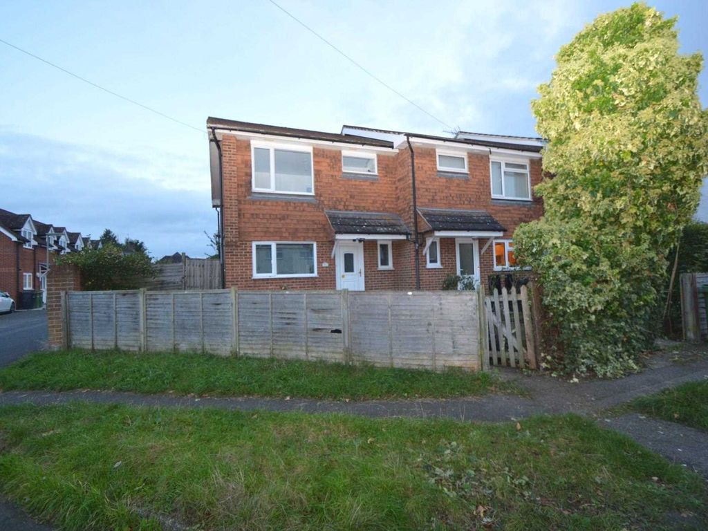 3 bed property to rent in Woodbridge Avenue, Leatherhead KT22 Zoopla