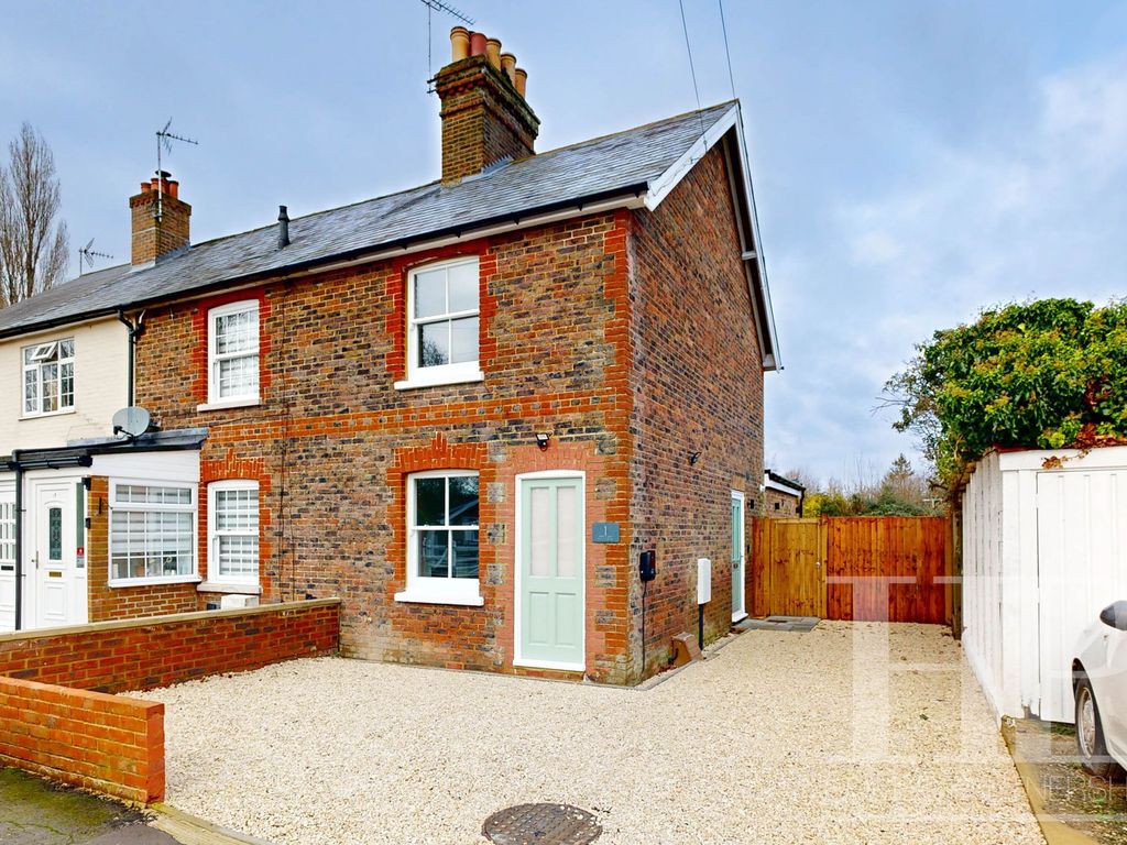 3 bed end terrace house for sale in Mill Lane, Ifield RH11, £575,000