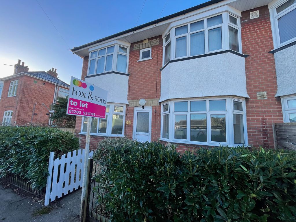 2 bed flat to rent in Kimberley Road, Southbourne, Bournemouth BH6, £