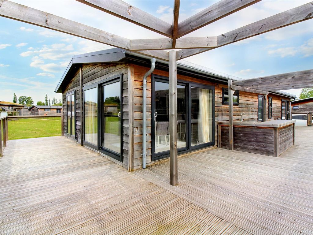 3 bed mobile/park home for sale in Cherry Bird Country Park, Hambridge