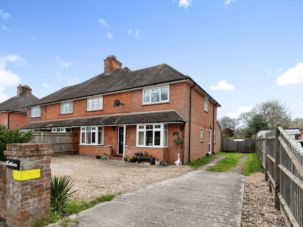 5 bed semidetached house for sale in Aldermaston Road, Pamber End