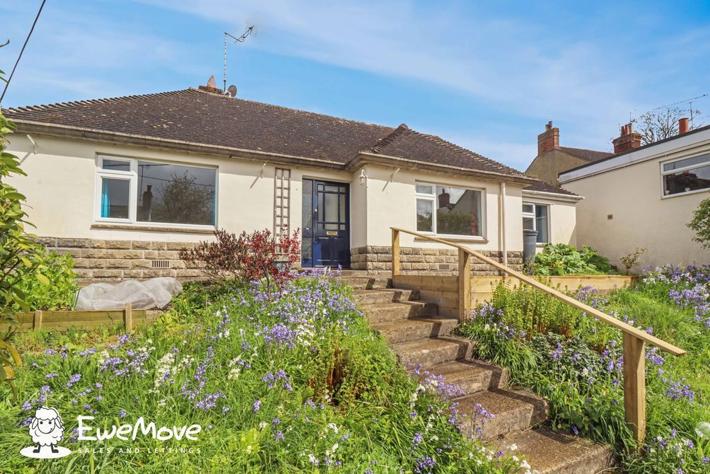 3 bed detached bungalow for sale in Priors Hill, Wroughton, Swindon SN4