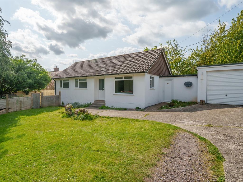 3 bed detached bungalow for sale in London Row, Piddlehinton