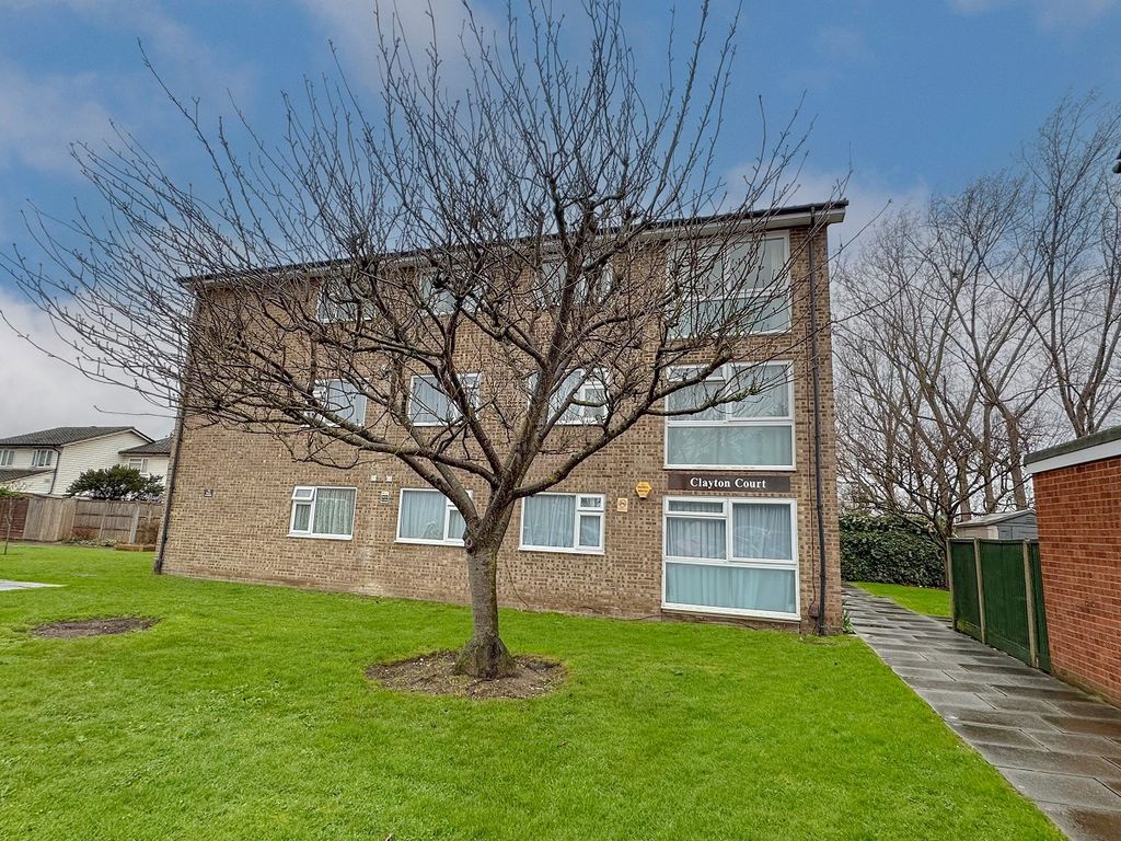 2 bed flat to rent in Twickenham Close, Beddington, Surrey. CR0, £1,350