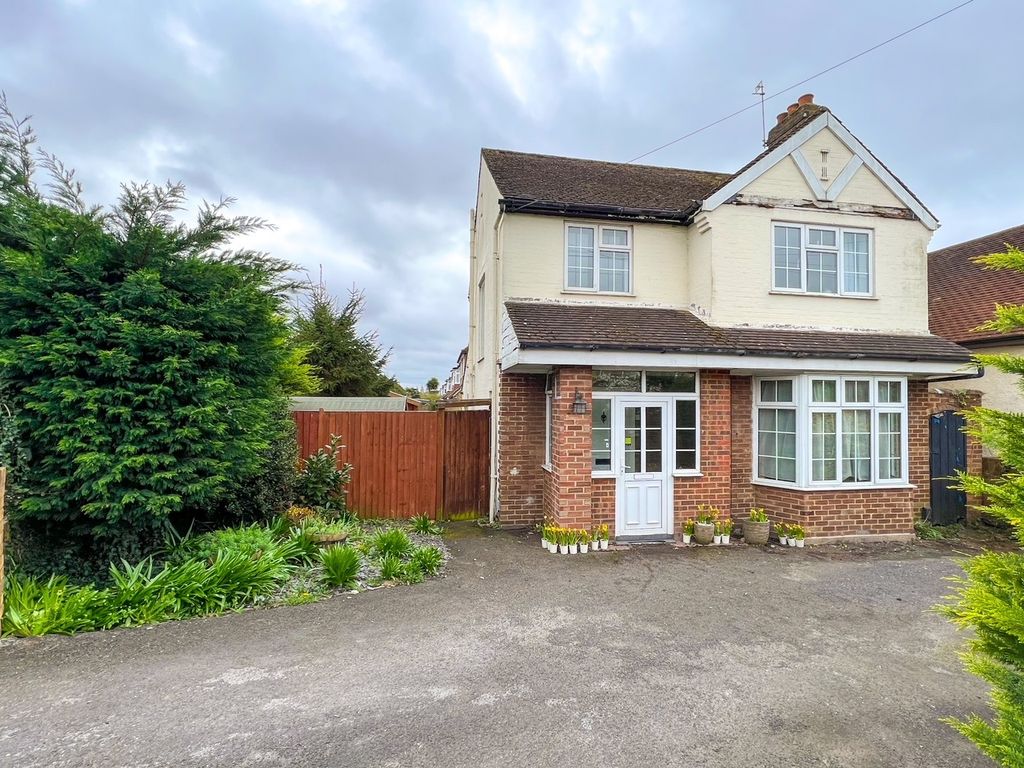 3 bed detached house for sale in Hurst Road, West Molesey KT8, £750,000