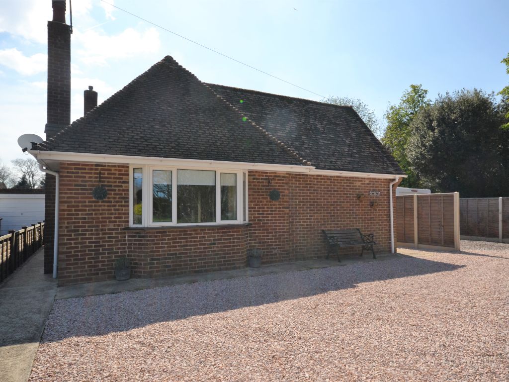 3 bed detached bungalow to rent in Hearnfield Road, Wick, Littlehampton