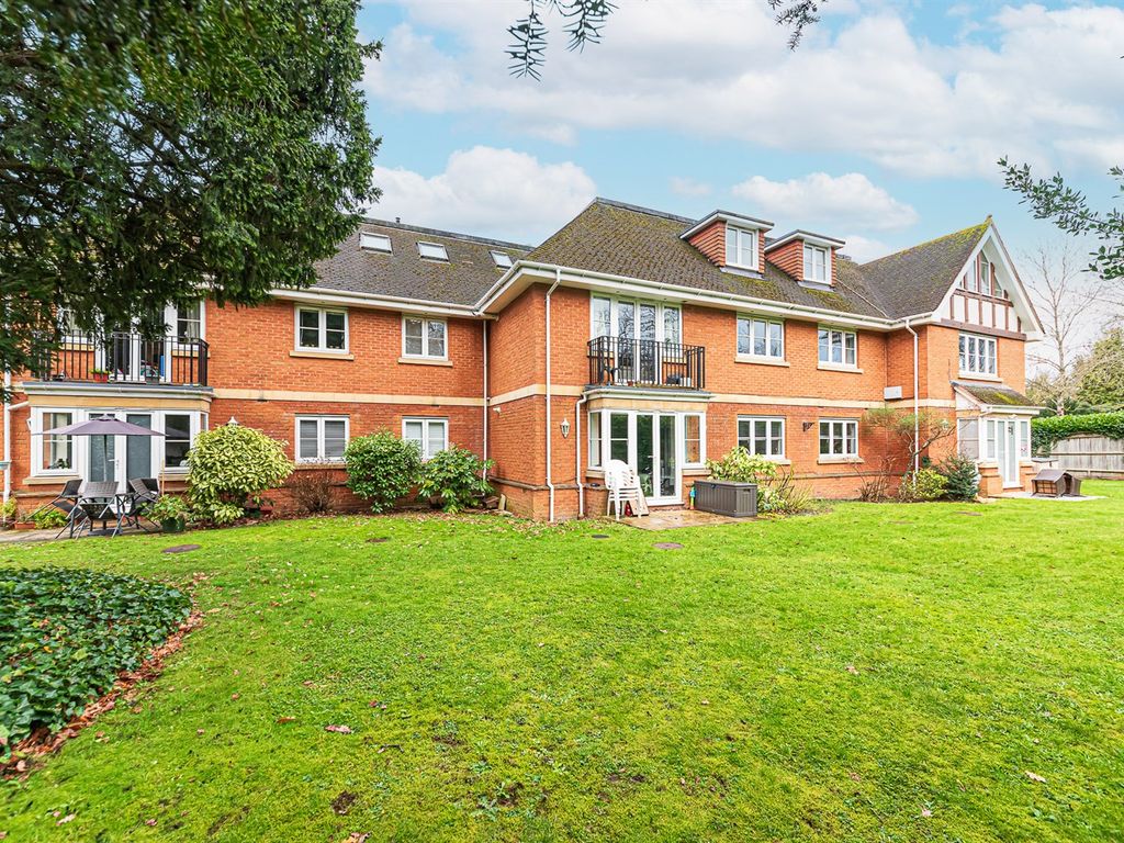 2 bed flat to rent in Winnersh Grove, Reading Road, Wokingham RG41, £