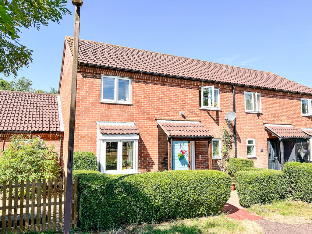3 bed semidetached house for sale in Quinton Drive, Bradwell, Milton