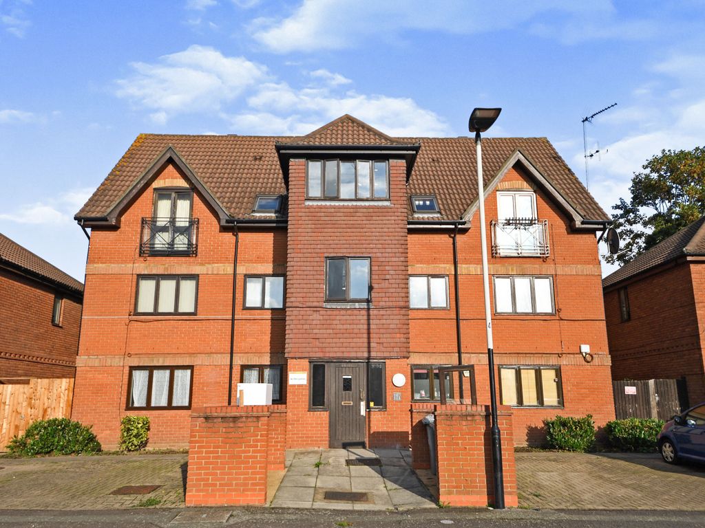 1 bed flat for sale in Grebe Close, Forest Gate, London, England E7