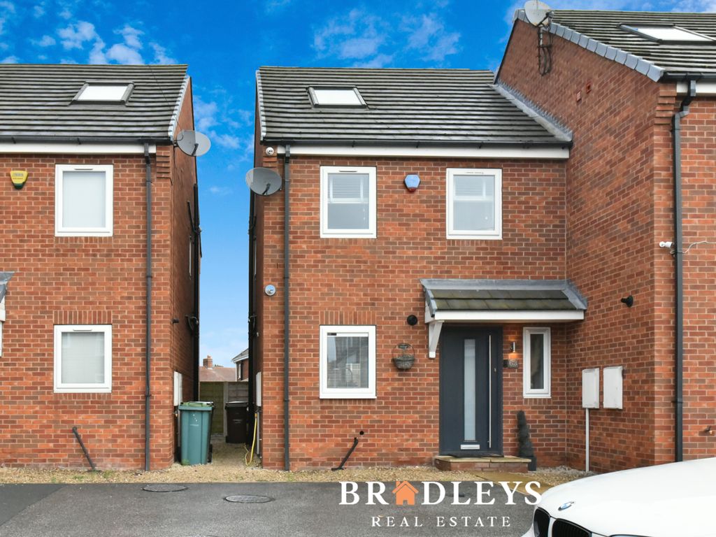 3 bed semidetached house for sale in Weeland Road, Sharlston Common