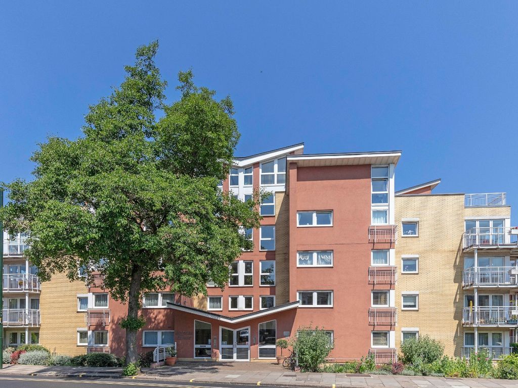 2 bed flat for sale in Twickenham Road, Teddington, Middlesex TW11, £