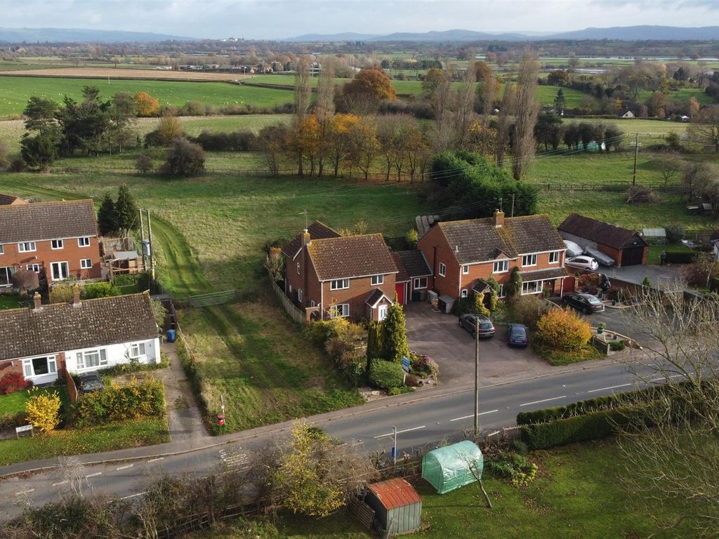 4 bed detached house for sale in Main Road, Tirley, Gloucester GL19, £