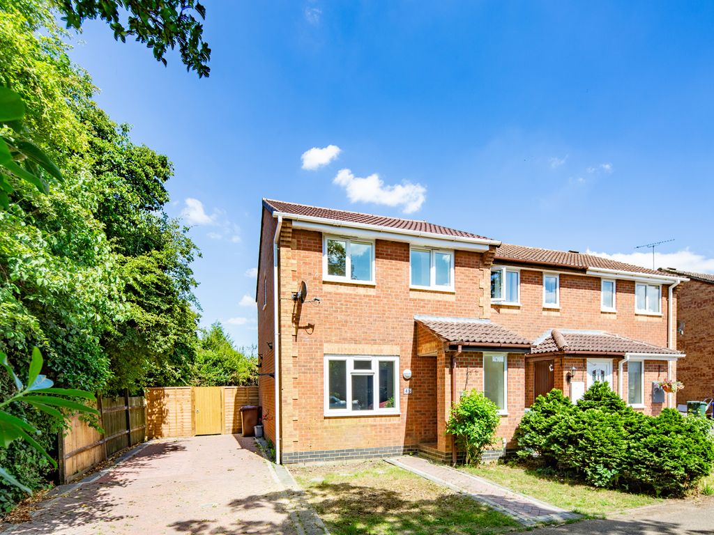 3 bed end terrace house for sale in Ravencroft, Bicester OX26, £350,000