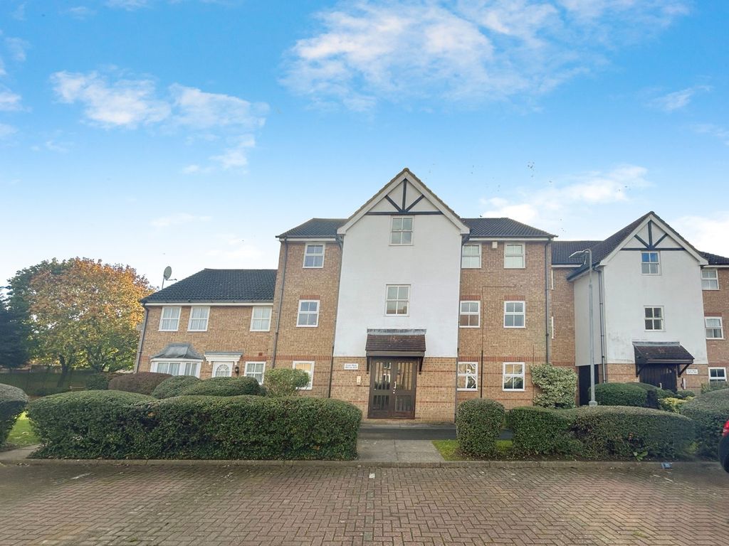2 bed flat to rent in Maplin Park, Langley SL3, £1,500 pcm Zoopla
