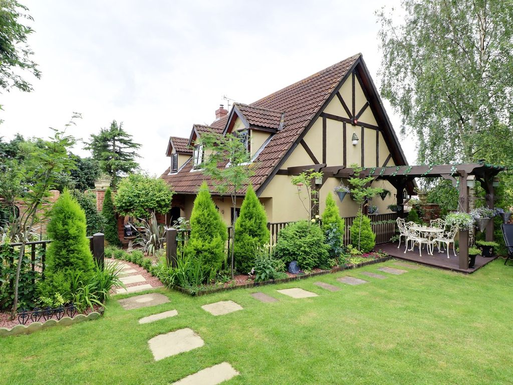 4 bed detached house for sale in 44 Brethergate, Westwoodside DN9, £