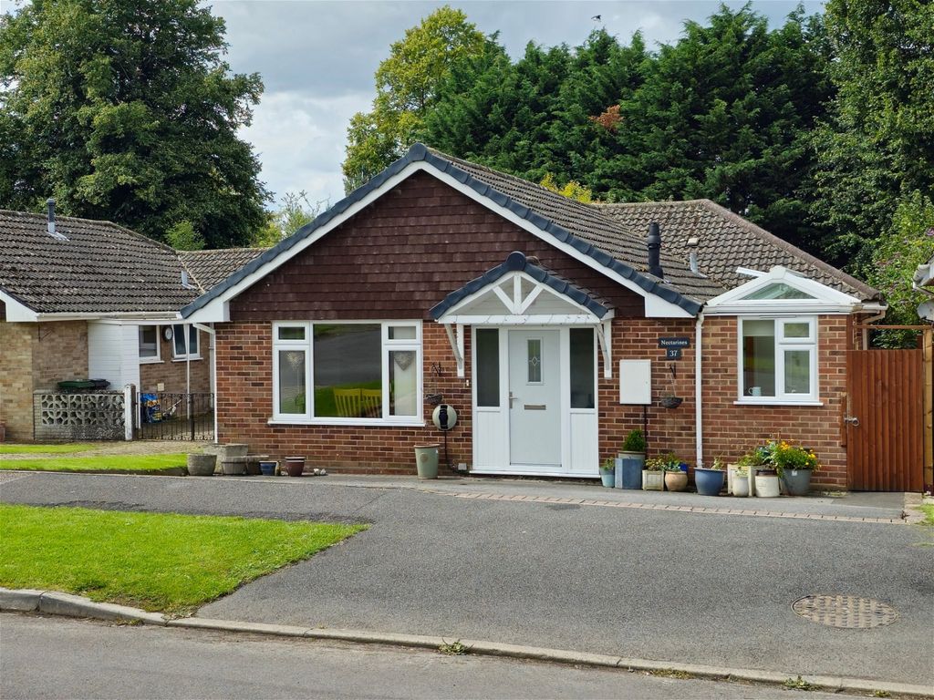 3 bed bungalow for sale in Ash Grove, Kingsclere, Newbury RG20 Zoopla