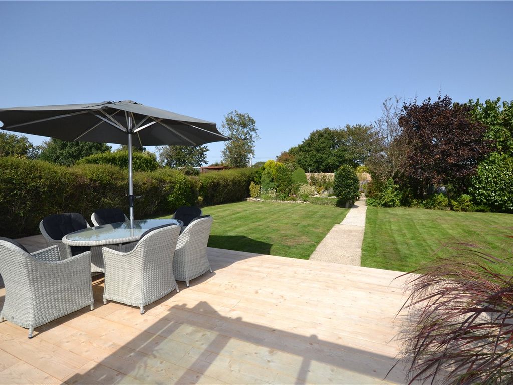 3 bed bungalow for sale in Gore Road, New Milton, Hampshire BH25, £