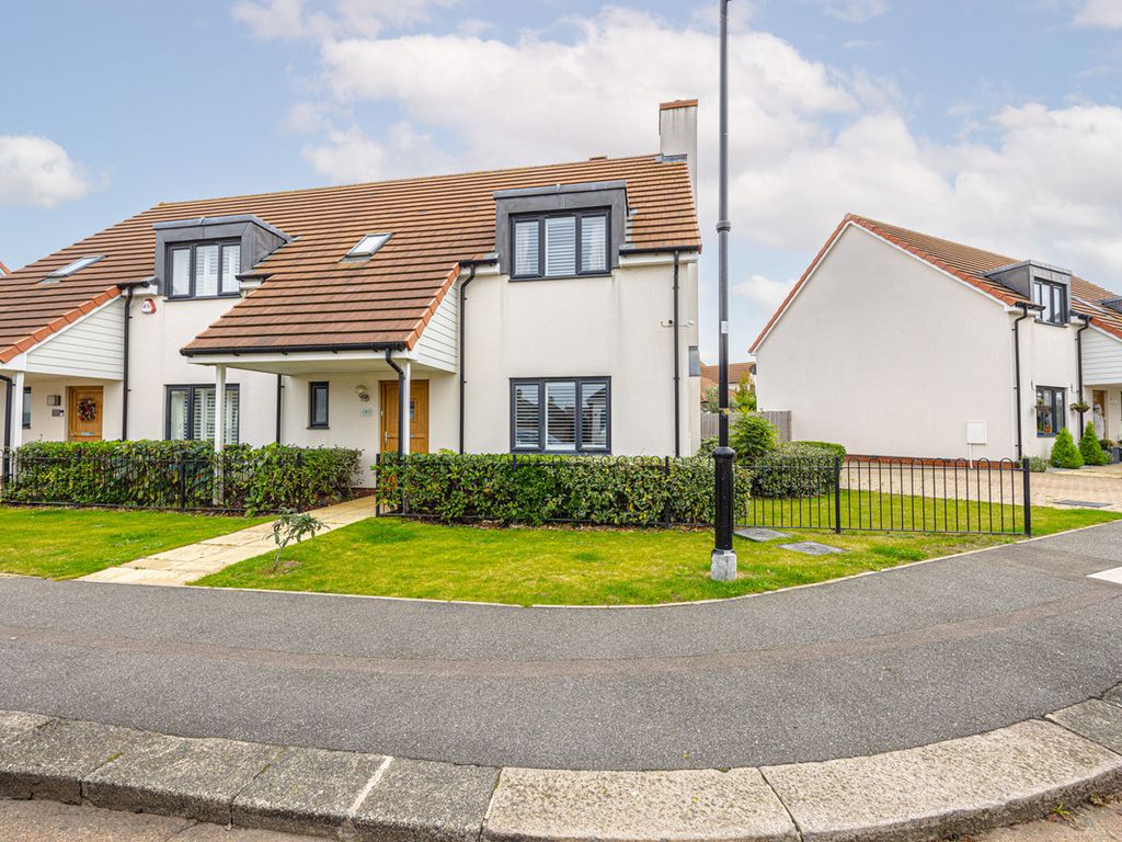 3 bed semidetached house for sale in Thornford Gardens, SouthendOn