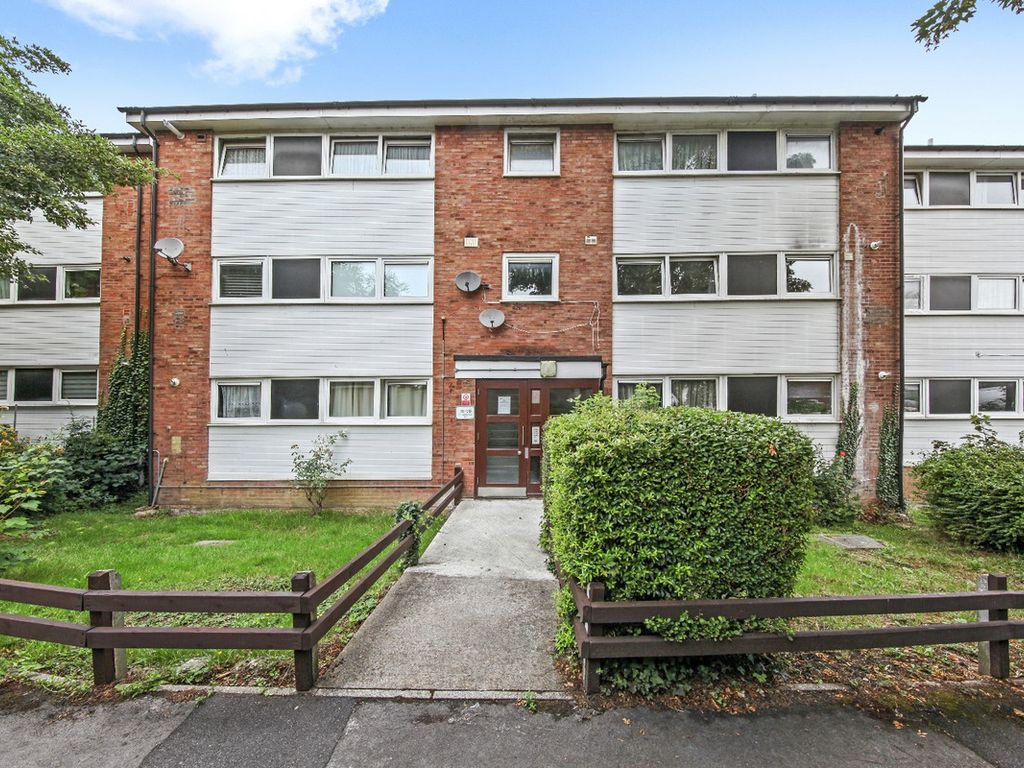 2 bed flat for sale in St. Egberts Way, Chingford E4, £300,000 Zoopla