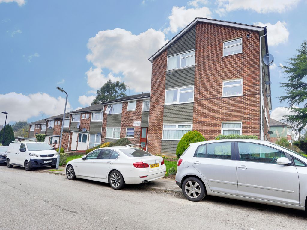 1 bed flat to rent in Grovebury Court, Chase Road, Southgate N14, £