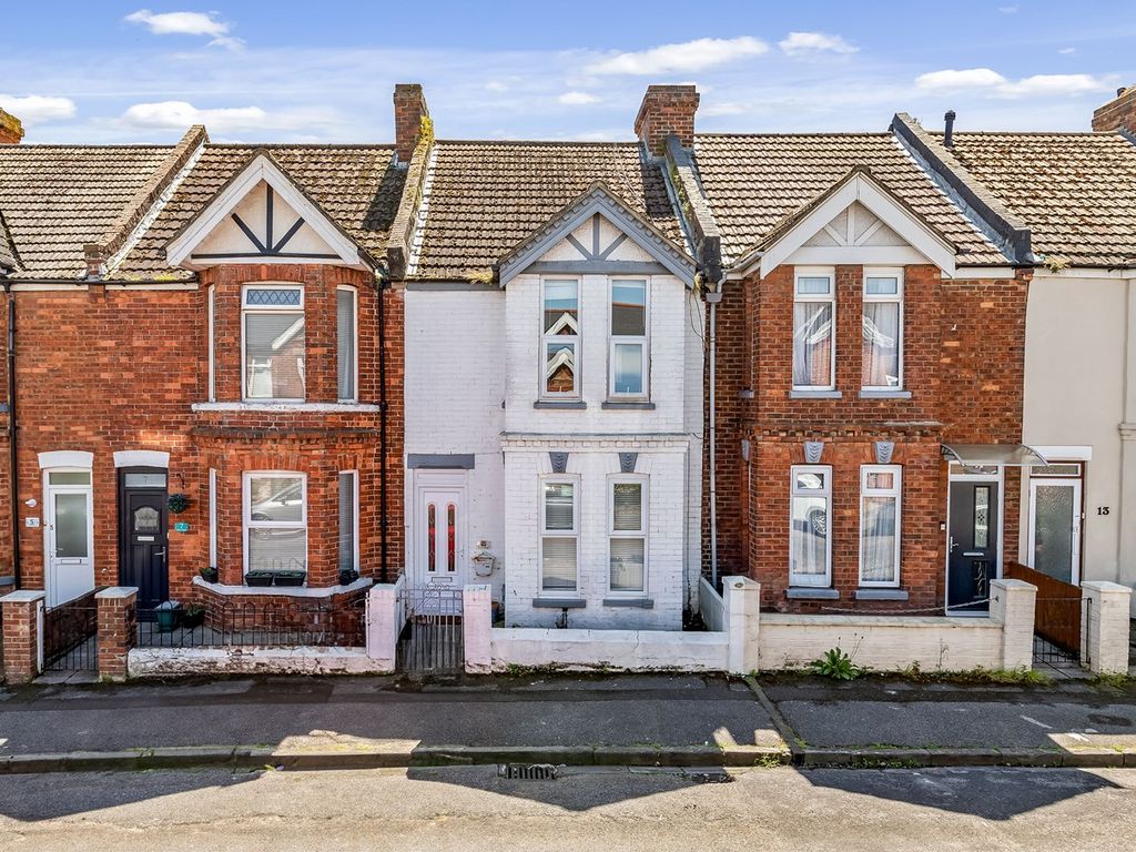3 bed terraced house for sale in Oaks Road, Folkestone CT20, £300,000