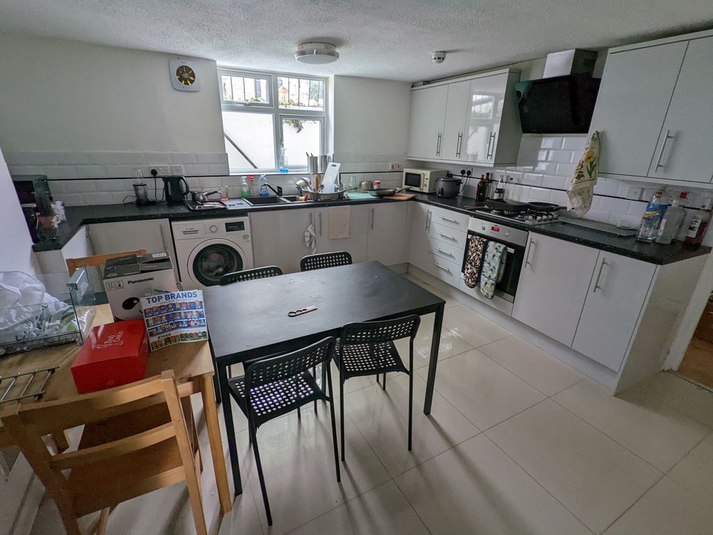 6 bed terraced house to rent in Watlington Street, Reading RG1, £3,450