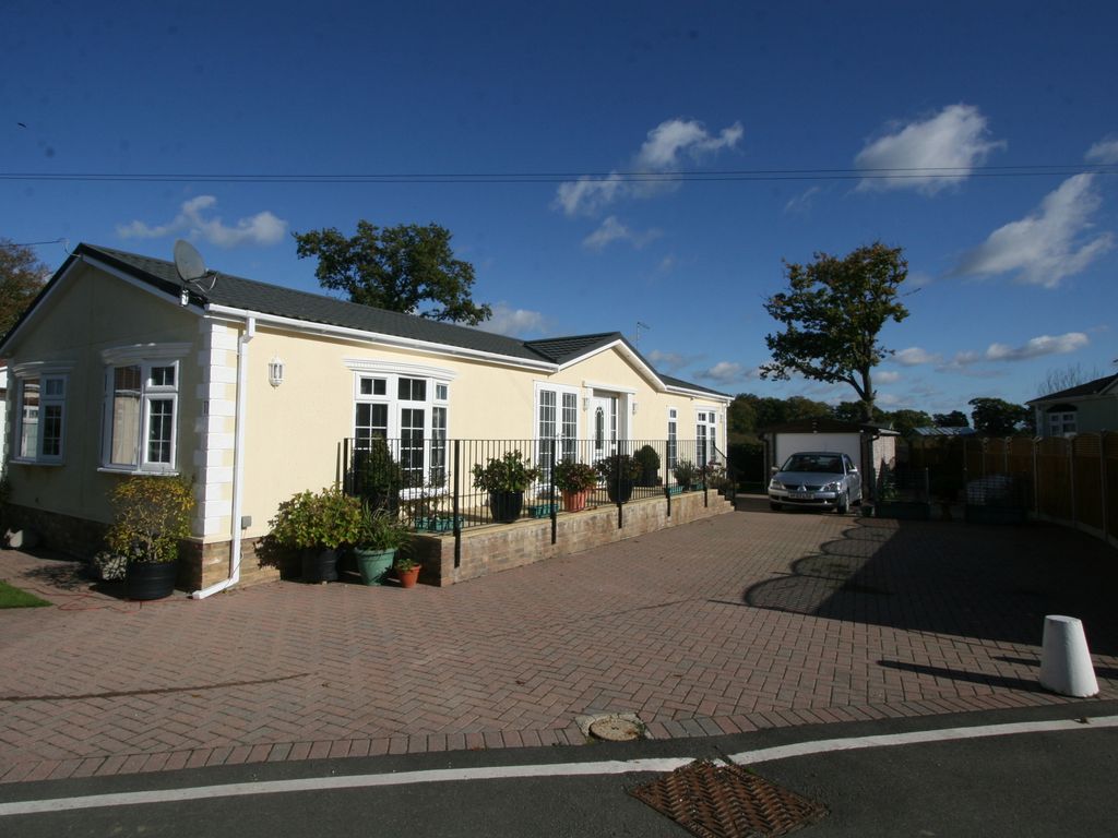 2 bed mobile/park home for sale in Woodlands Park, Biddenden TN27, £